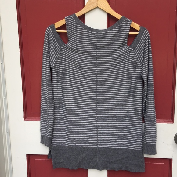 Trouve Sz Sm Cold Shoulder Long Sleeved Sweater - Picture 4 of 6